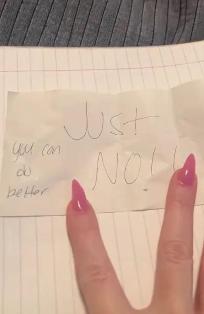 The note a woman was handed while on a date. Picture: TikTok/@cuteascluck