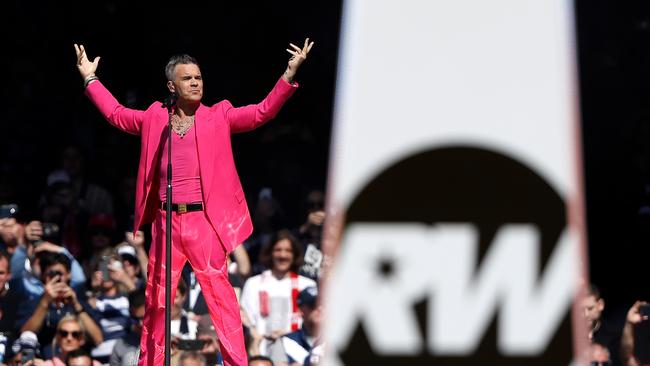 UK singer Robbie Williams paid tribute to Farnham during his performance at the 2022 AFL Grand Final. Photo by Dylan Burns/AFL Photos via Getty Images