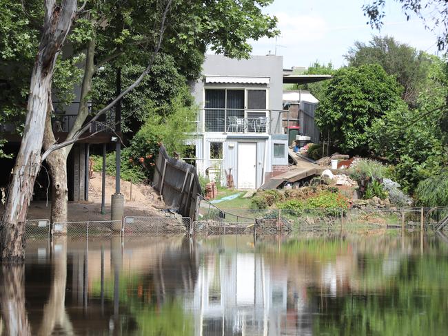 Flooding up close to houses in Wangaratta. Picture: Alex Coppel.