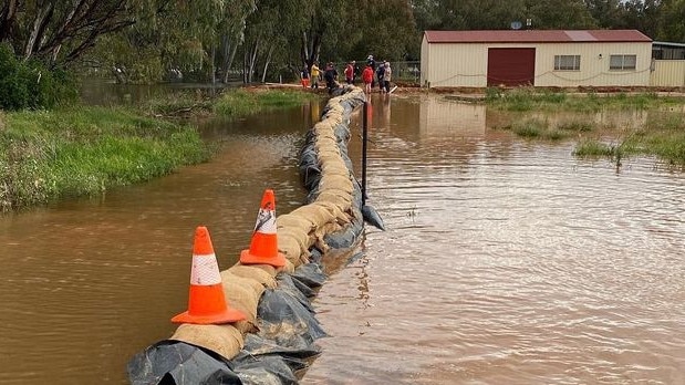 The town of Condobolin is battling the flood as it peaks., , shazzwright, Shout out to the amazing #emergencyservices and local #volunteers who have worked hard over the past few days in preparation for all that water that is on its way to us. This is not a water shot but a glimpse of the preparation that’s gone into helping keep our community safe.