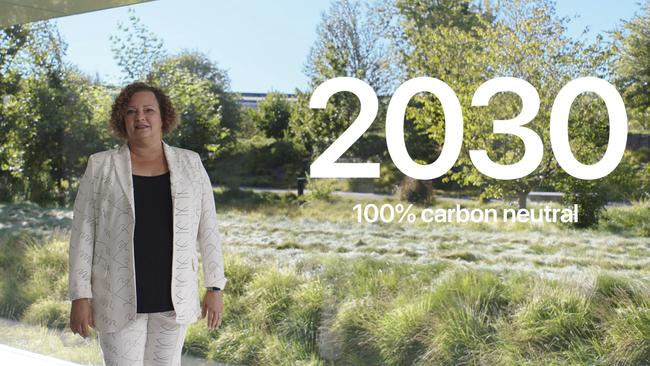 Apple's vice president of Environment, Policy and Social Initiatives Lisa Jackson announces changes to Apple’s carbon footprint. Picture: Apple Inc. / AFP