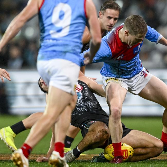 Lachie Hunter collides with Connor Rozee.