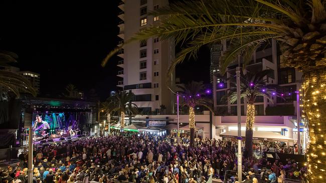 Day 1: Friday July 28 action at the Broadbeach Country Music Festival. Surf Parade stage. Photo credit: Remco Jansen. Dancing in the streets.