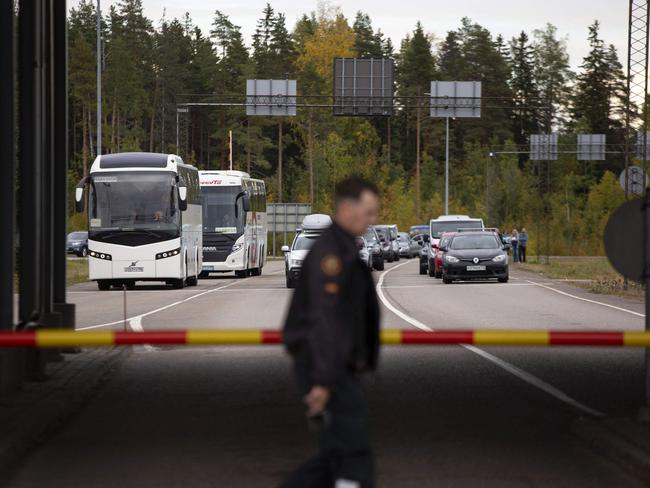 Vehicles queue to cross the border from Russia to Finland at the Vaalimaa border crossing point, in Virolahti, Finland on September 23, 2022. - Helsinki announced on September 23 that it would "significantly restrict the entry of Russian citizens," after Finland saw an influx over its eastern border following Russia's mobilisation orders. (Photo by Sasu Makinen / LEHTIKUVA / AFP) / Finland OUT