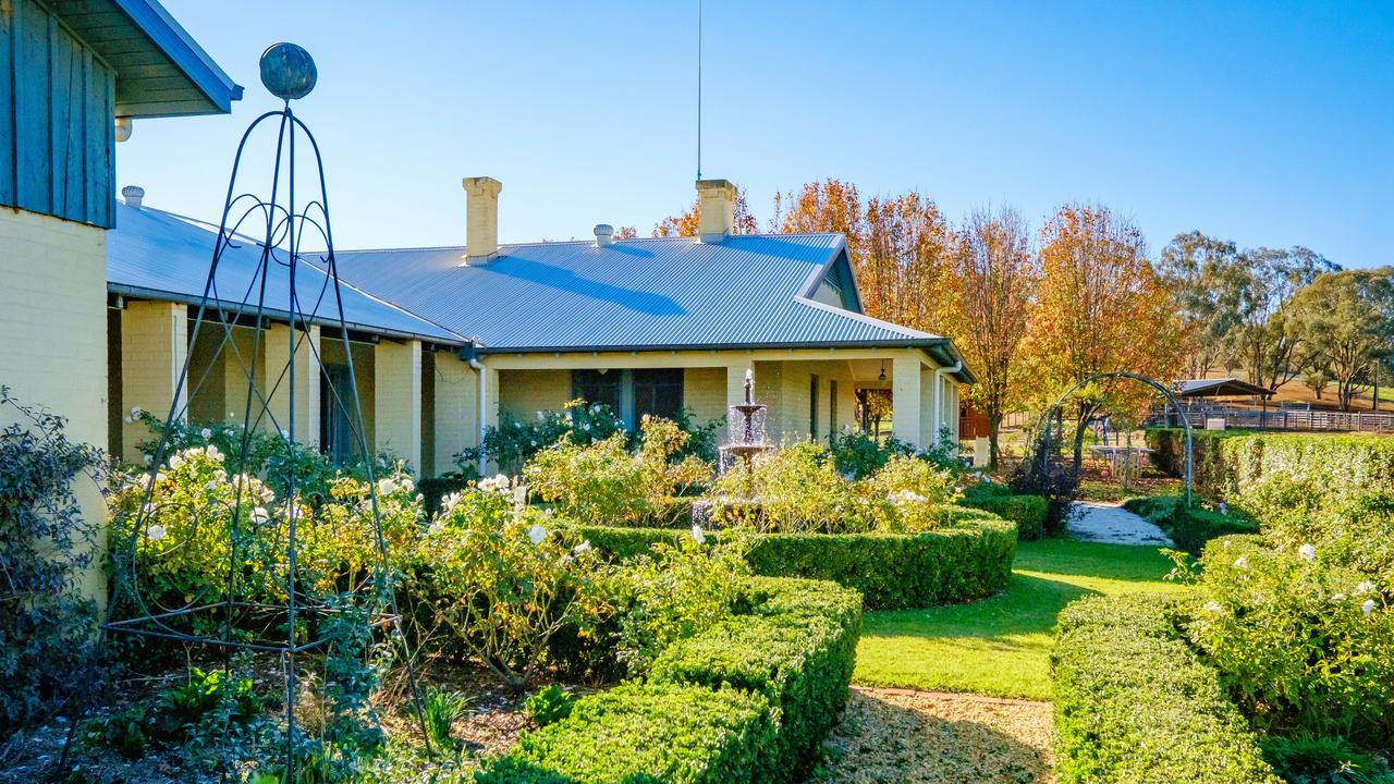 Stonehaven is a mix of undulating country with good stands of native trees and fertile creek flats and sits at the western end of the Billabong Valley.