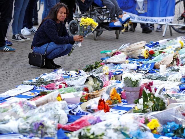 Leicester City football fans pay their respects outside the football stadium, after the helicopter of the club owner Thai businessman Vichai Srivaddhanaprabha crashed when leaving the ground on Saturday evening after the match, in Leicester, Britain, October 28, 2018. REUTERS/Peter Nicholls     TPX IMAGES OF THE DAY - RC19112E9900