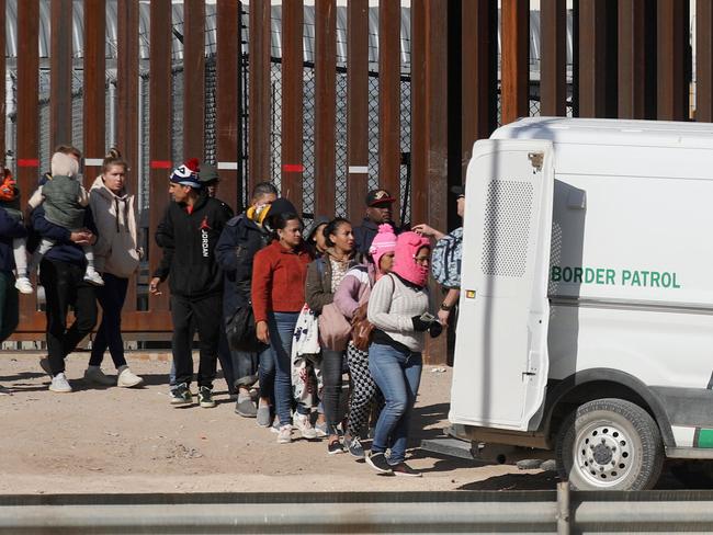 Venezuelan and Nicaraguan migrants are transferred by agents of the Border Patrol after crossing the Rio Grande river from Ciudad Juarez, Chihuahua state, Mexico to El Paso, Texas, US to ask for political asylum on December 27, 2022. - The US government's two-year-old policy of invoking Covid-19 precautions to turn away hundreds of thousands of migrants at the Mexican border will remain in place for now, the Supreme Court ruled Tuesday. The decision to uphold the controversial rule known as Title 42 stemmed off a looming political crisis for President Joe Biden, as thousands waited at the southern border in expectation the policy was about to end. (Photo by Herika Martinez / AFP)