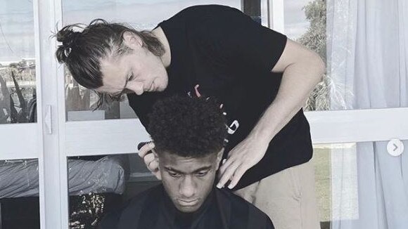 Collingwood's Darcy Moore gives teammate Atu Bosenavulagi a haircut in the hub. Source: Instagram