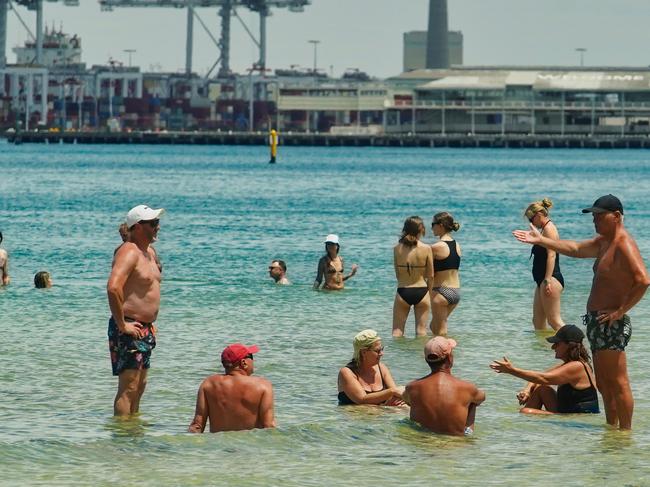 MELBOURNE AUSTRALIA - NewsWire Photos JANUARY 5, 2025: Photo of people trying to keep cool at Port Melbourne beachPicture: NewsWire / Luis Enrique Ascuia