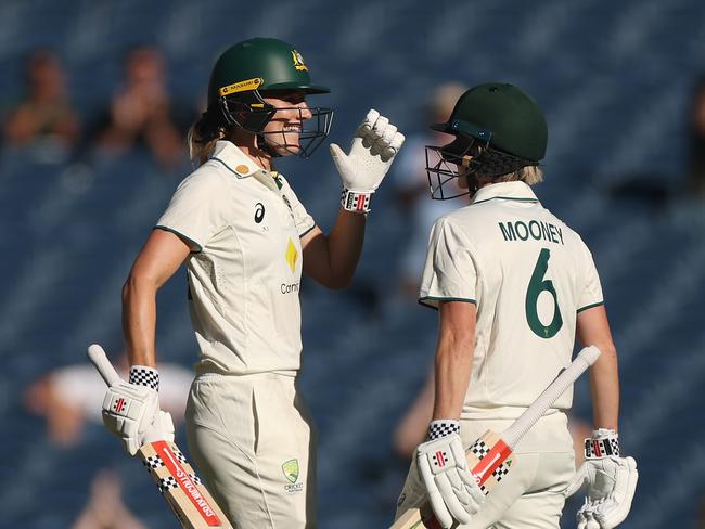 Annabel Sutherland and Beth Mooney shared a 154-run stand. (Photo by Daniel Pockett/Getty Images)