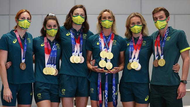 Medallists Emily Seebohm, Kaylee McKeown, Cate Campbell, Emma McKeon, Ariarne Titmus and Izaac Stubblety-Cook of Team Australia pose for a photo with their medals in Tokyo. Picture: Getty