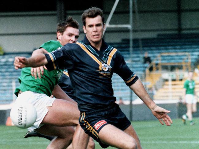 Aussie skipper Wayne Carey in action at Croke Park in 1998.