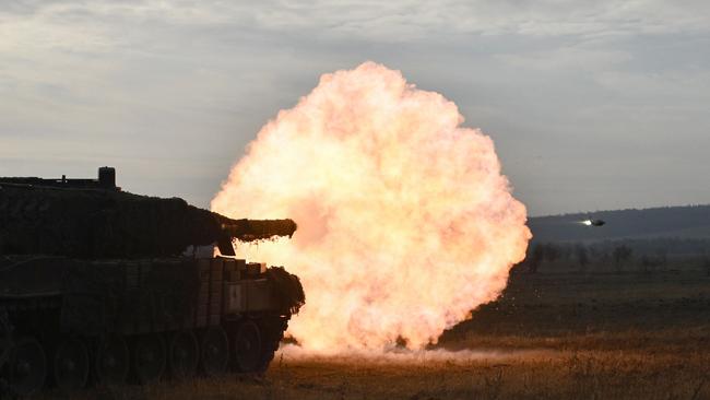 Ukrainian soldiers fire at Russian troops with a German Leopard tank.