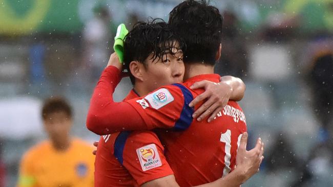 Son Heung Min (L) and Ki Sung Yueng of South Korea celebrate after winning the first round Asian Cup football match between South Korea and Oman in Canberra on January 10, 2015. AFP PHOTO / MARK GRAHAM --- IMAGE RESTRICTED TO EDITORIAL USE - STRICTLY NO COMMERICAL USE --