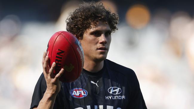 MELBOURNE, AUSTRALIA - AUGUST 11: Charlie Curnow of the Blues warms up before the round 22 AFL match between Carlton Blues and Hawthorn Hawks at Melbourne Cricket Ground, on August 11, 2024, in Melbourne, Australia. (Photo by Daniel Pockett/Getty Images)