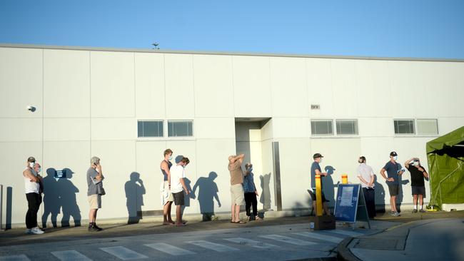 Residents from the Northern Beaches line up for testing at Mona Vale Hospital this morning. Picture: NCA NewsWire / Jeremy Piper