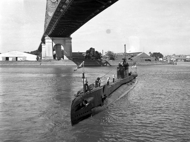 HMS Telemachus, a British T-class submarine, turns in the river under the Story Bridge as it arrives in Brisbane in 1959.
