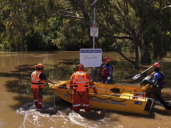 NSW SES flood rescue operators launch a flood boat off the banks of the Lachlan River. Picture: Brook Mitchell/Getty Images