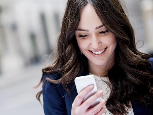 Business woman texting on her phone – outdoors