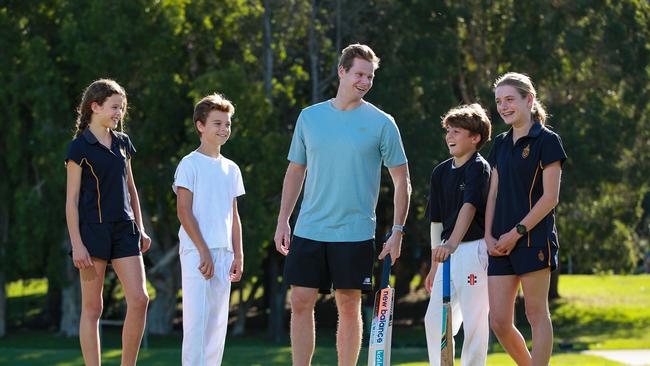 Steve Smith with Ruby Fry, 13, Bobby McLennan,12, Freddie Robertson, 12, and Evie Bayot, 13, at Waverley Park. Picture: Justin Lloyd