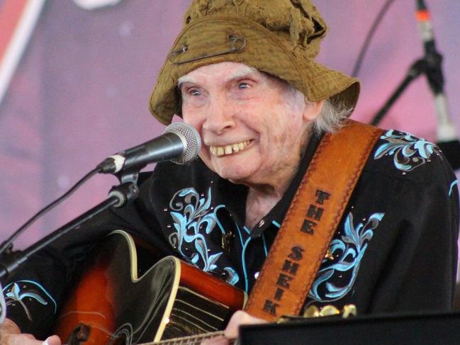 ‘Very last of his kind’: Tributes for ‘larrikin’ country music, Muster star