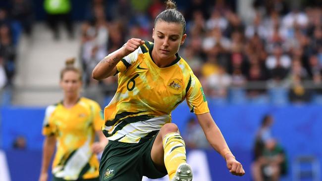 TOPSHOT - Brazil's defender Leticia Santos (down) tackles Australia's midfielder Chloe Logarzo (up) during the France 2019 Women's World Cup Group C football match between Australia and Brazil, on June 13, 2019, at the Mosson Stadium in Montpellier, southern France. (Photo by Pascal GUYOT / AFP)