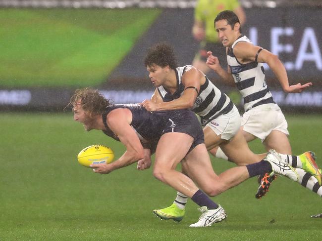 The Dockers’ David Mundy handballs under pressure.