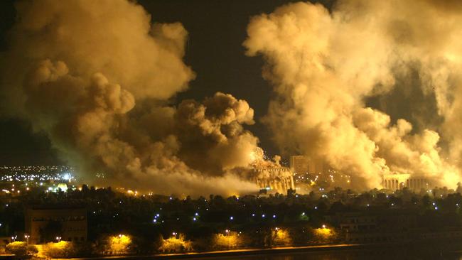 Smoke covering the presidential palace compound in Baghdad on March 21, 2003 AFP PHOTO/Ramzi HAIDAR