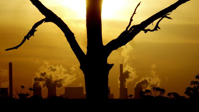 Loy Yang Power Station at the Latrobe Valley in Victoria, 05/11/2006. Coal-fired/carbon emitting power stations exacerbates global warming (greenhouse effect). Pic Mike Keating.