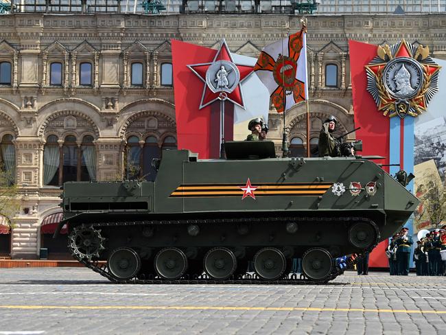 A Russian BTR-MDM Rakushka airborne armored personnel carrier parades through Red Square during the general rehearsal of the Victory Day military parade in central Moscow on May 7, 2022. - Russia will celebrate the 77th anniversary of the 1945 victory over Nazi Germany on May 9. (Photo by Kirill KUDRYAVTSEV / AFP)