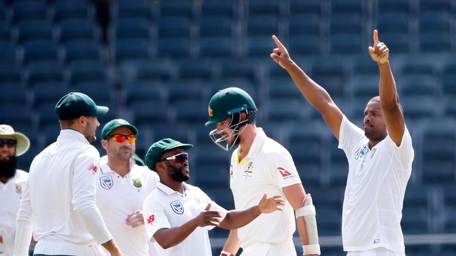 South Africa’s Vernon Philander (R) celebrates the dismissal of Pat Cummins (2R).