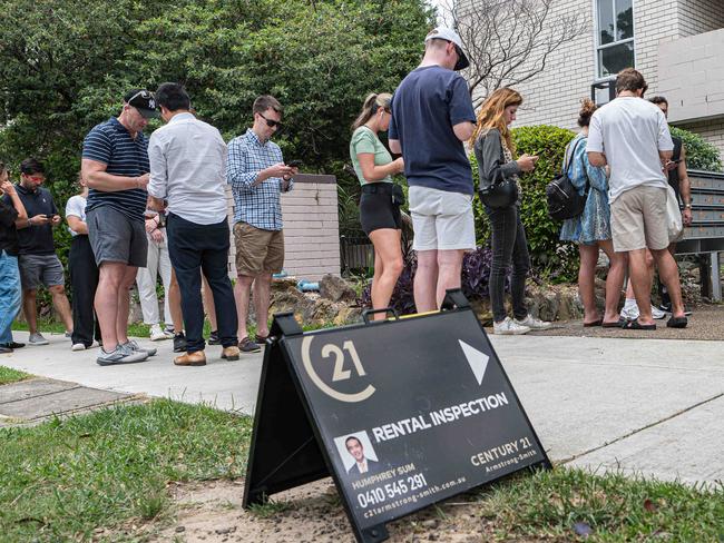 SYDNEY, AUSTRALIA - NewsWire Photos, FEBRUARY 03, 2024 : A crowd is queuing up for an open inspection of a rental property located in Bondi. Picture: NCA NewsWire / Flavio Brancaleone