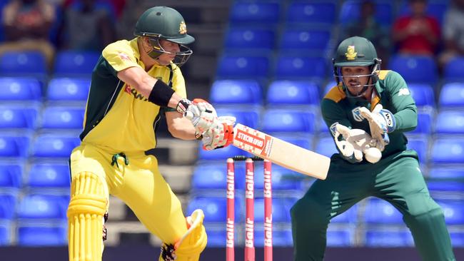 South African wicketkeeper Quinton de Kock (R) and Australia’s David Warner (L).