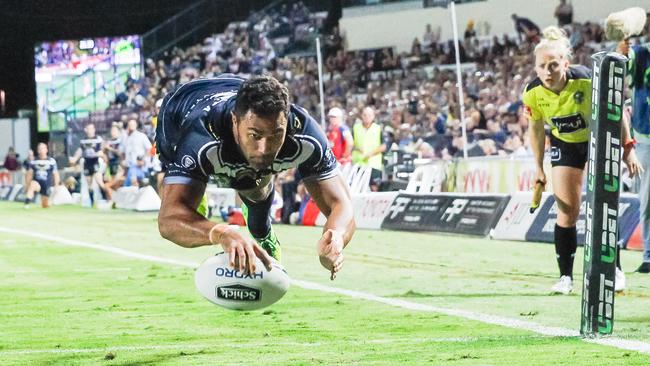 Justin O'Neill crosses out wide for the Cowboys. (AAP Image/Michael Chambers)