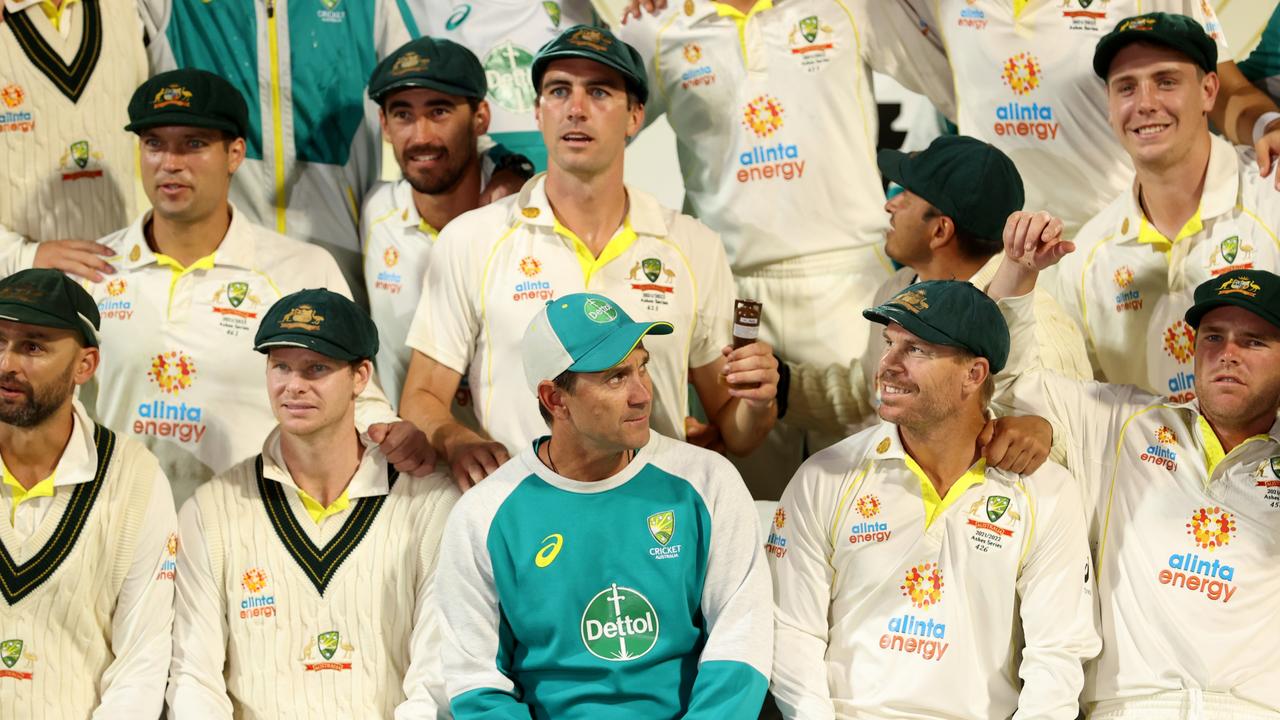 Justin Langer celebrates after winning the fifth Ashes Test. Photo by Robert Cianflone/Getty Images