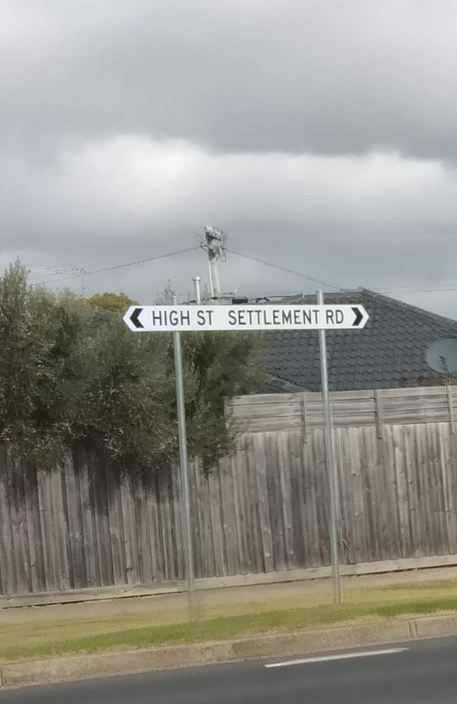 Confusing signage on Settlement Rd.