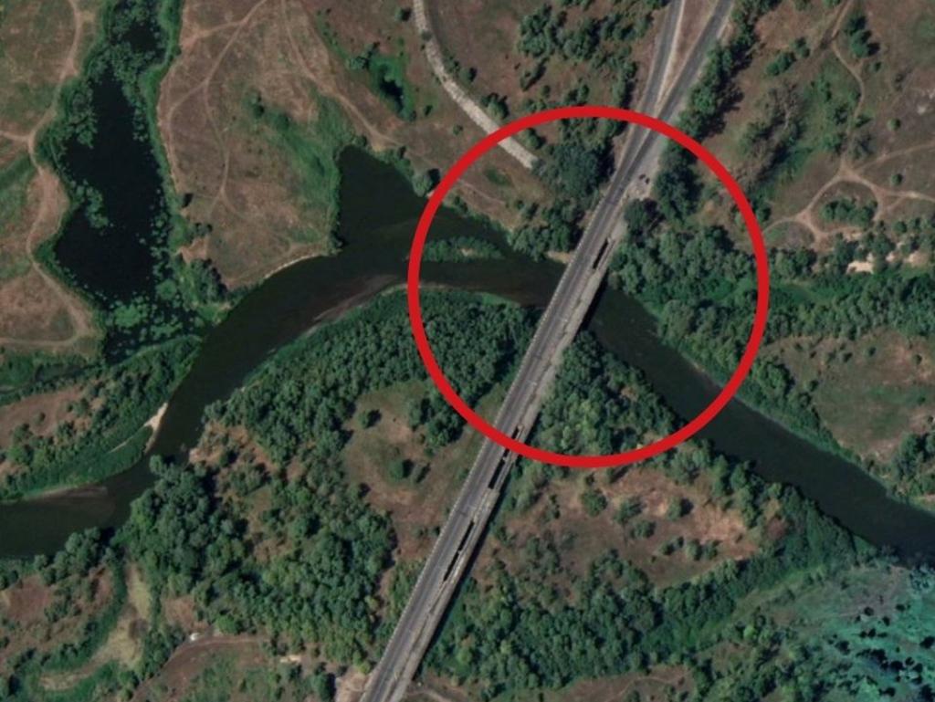 Ukraine‘s Armed Forces has destroyed a bridge near Kyiv while fighting off an offensive group of Russian occupiers.