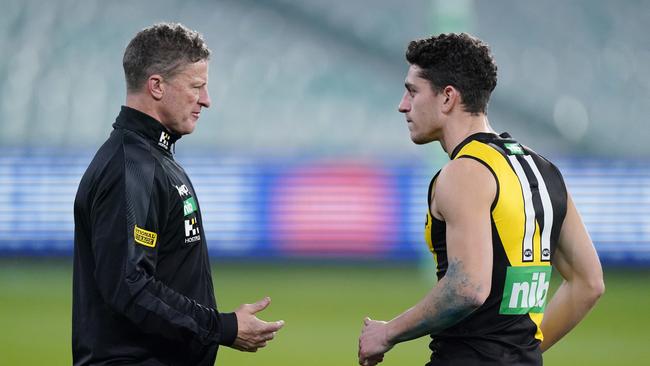 Damien Hardwick speaks to Jason Castagna at three-quarter-time. Picture: AAP Image/Michael Dodge