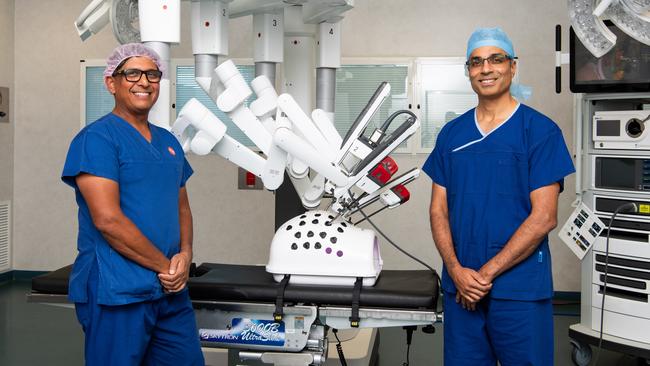 Dr Ajay Rane and Dr Jay Iver with the da Vinci surgical robot