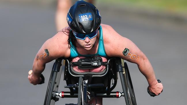 Emily Tapp racing at the Oceania titles. Pic: Con Chronis/Triathlon Australia