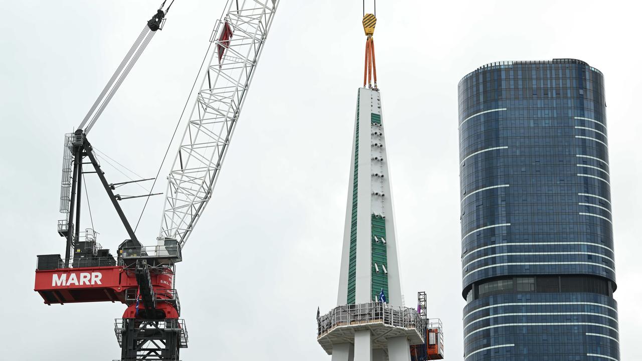 29/11/2023: The giant masthead of the Kangaroo Point Green Bridge being installed. Picture: Lyndon Mechielsen/Courier Mail