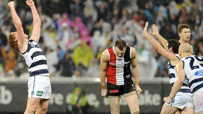 Cameron Ling kicks what he thinks is the winning goal in the 2010 qualifying final.