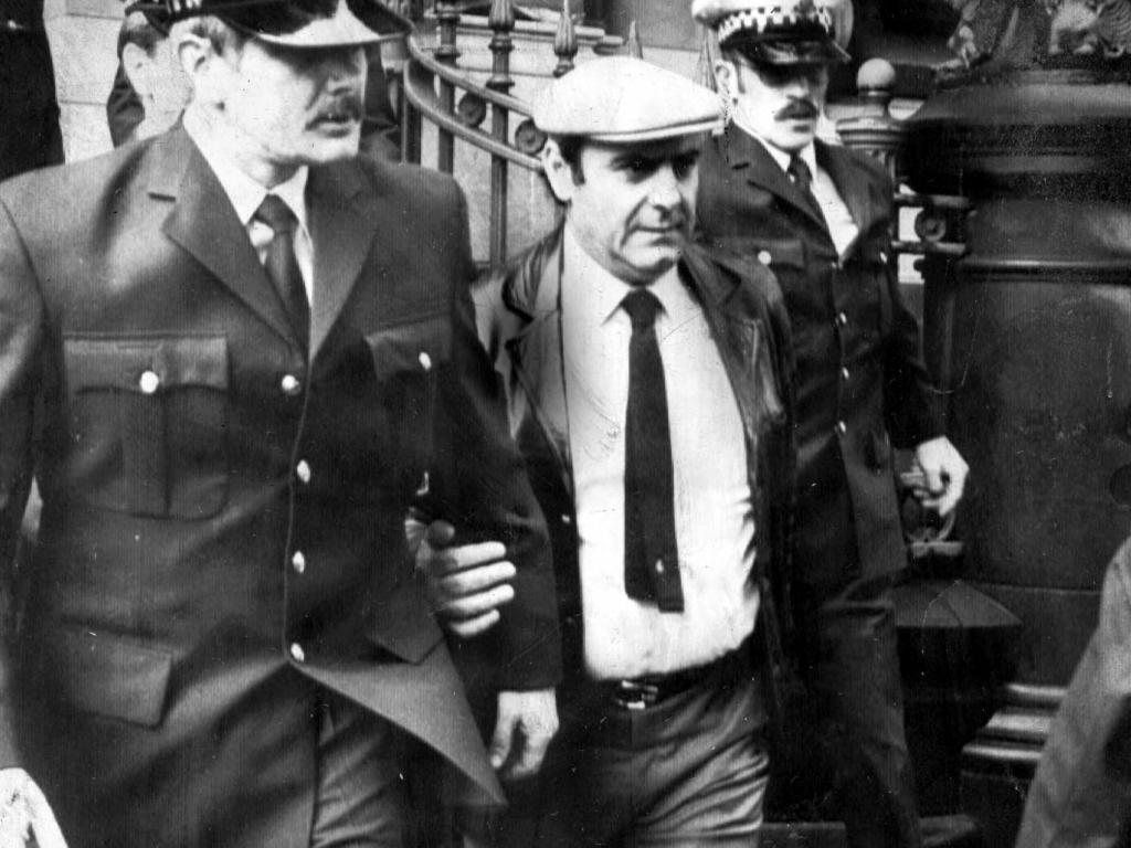 Gianfranco Tizzoni surrounded by police as he leaves the Victorian Supreme Court after his arrest in 1983.