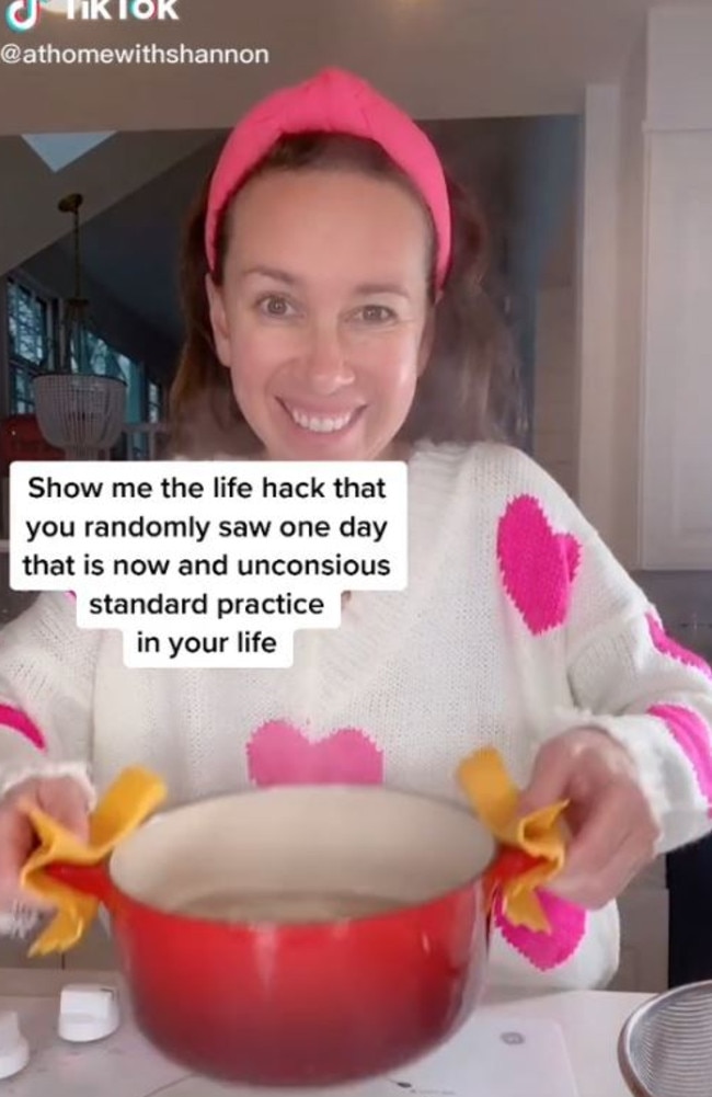 Instead of pouring the hot pot of pasta water into the colander, she places the utensil inside the pot. Picture: TikTok/athomewithshannon