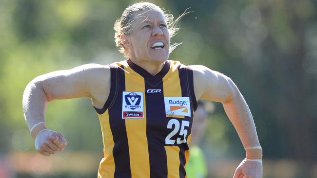 Meg Hutchins slots a goal for Hawthorn in the VFLW.