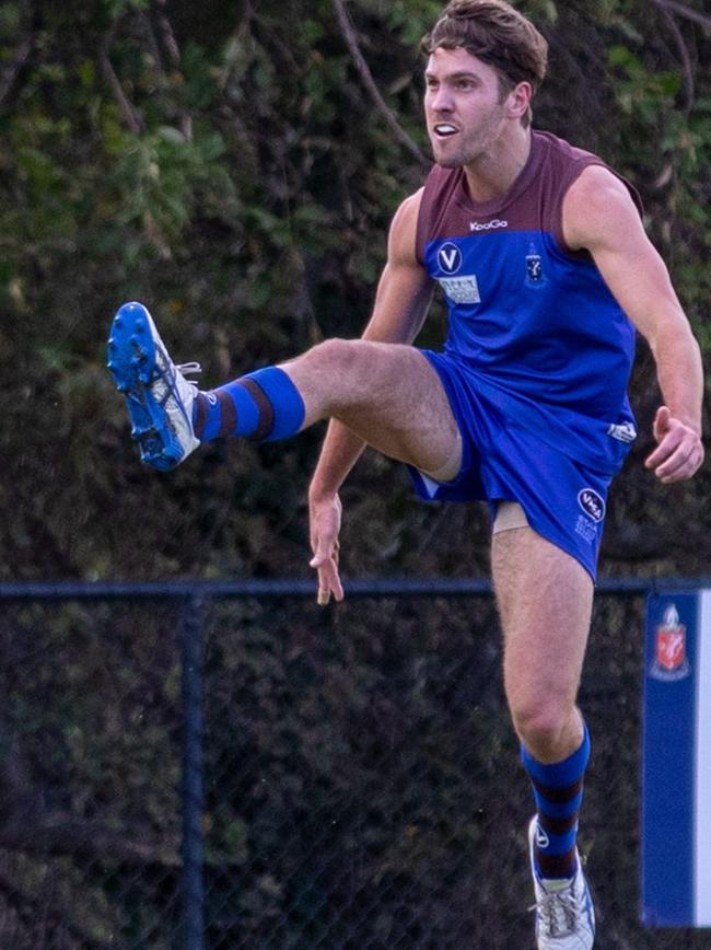 Peninsula's Tom Feldgen fires for goal. Picture: Pearcey Presents