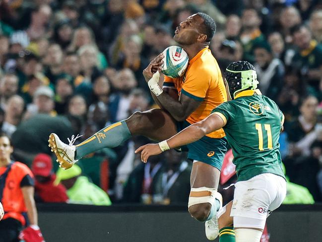 Australia's wing Suliasi Vunivalu (C) catches the ball  during the Rugby Championship first round match between South Africa and Australia at Loftus Versfeld stadium in Pretoria on July 8, 2023. (Photo by PHILL MAGAKOE / AFP)