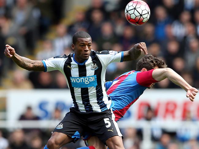 Georginio Wijnaldum (L) contests a high ball for Newcastle United.