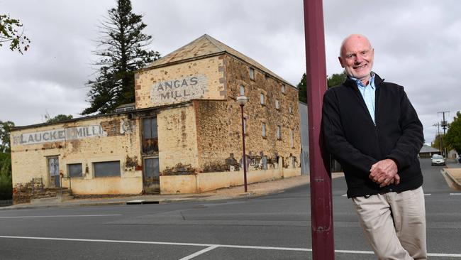 Mark Laucke pose for a photograph in front of the old Flour Mill in Strathalbyn. (AAP/ Keryn Stevens)