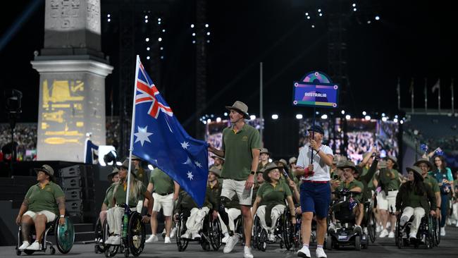 De Rozario and Brenden Hall carry the Australian flag at this year’s Opening Ceremony. (Photo by David Ramos/Getty Images)